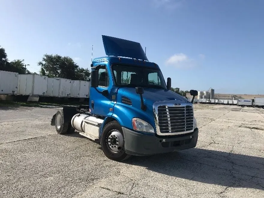 2020 Freightliner Cascadia 113" sleeper cab photo 1
