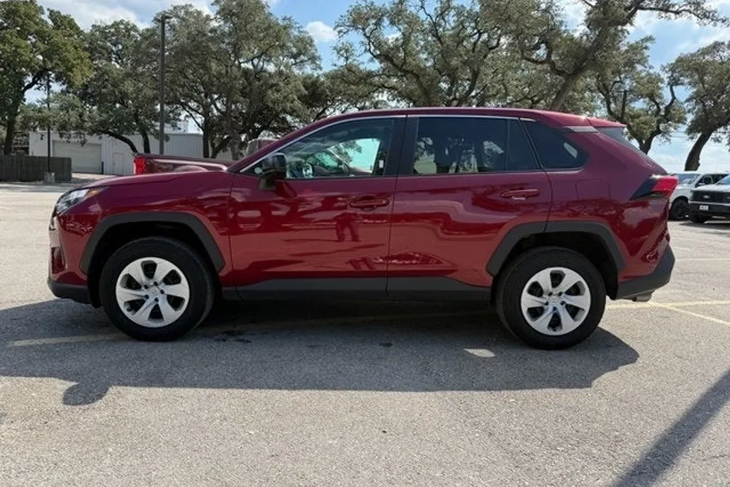 2024 Toyota RAV4 LE photo 1