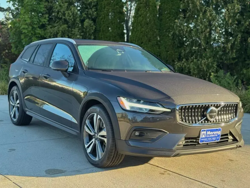 2024 Volvo V60 Cross Country B5 Plus photo 1