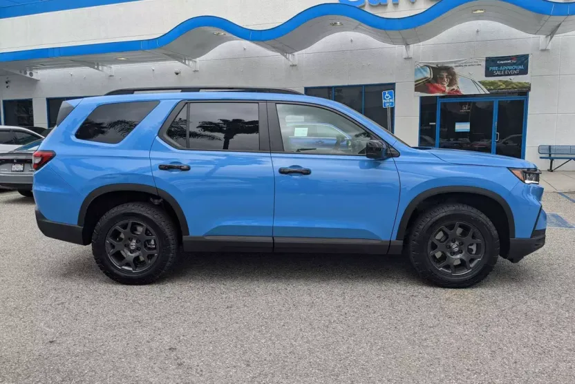 2025 Honda Pilot TrailSport photo 1