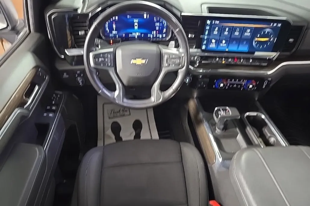 2023 Chevrolet Silverado 1500 LT photo 1
