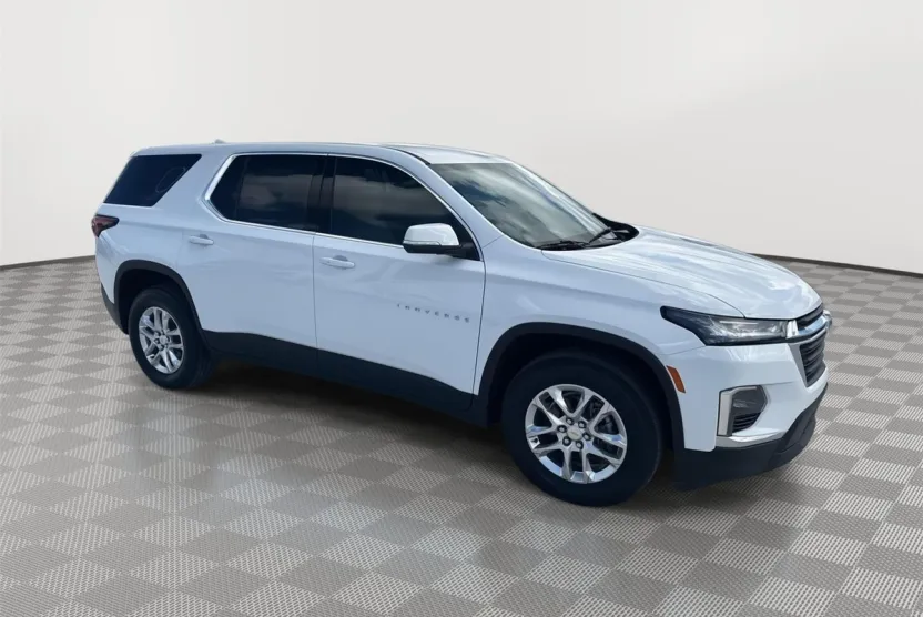 2023 Chevrolet Traverse LS photo 1