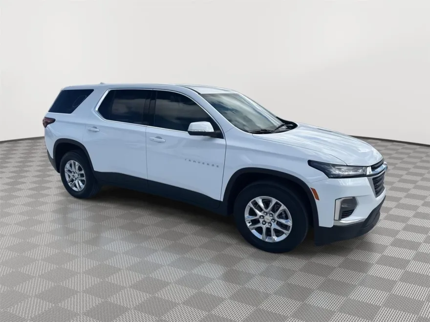 2023 Chevrolet Traverse LS photo 1