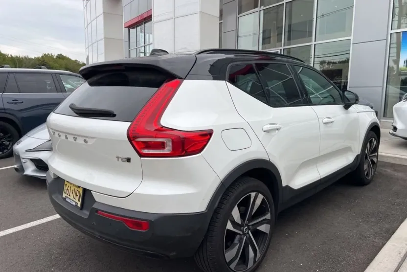 2021 Volvo XC40 T5 R-Design photo 1