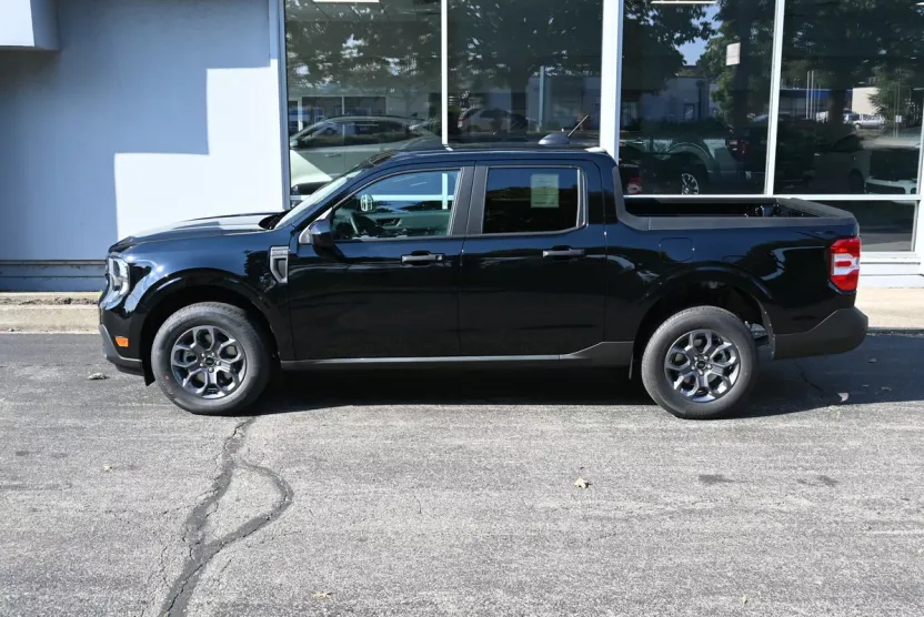 2025 Ford Maverick XLT photo 1