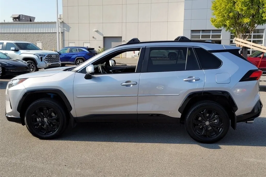 2024 Toyota RAV4 Hybrid SE photo 1
