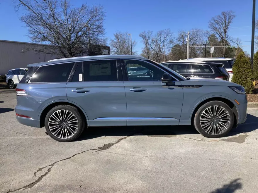 2025 Lincoln Aviator Black Label photo 1