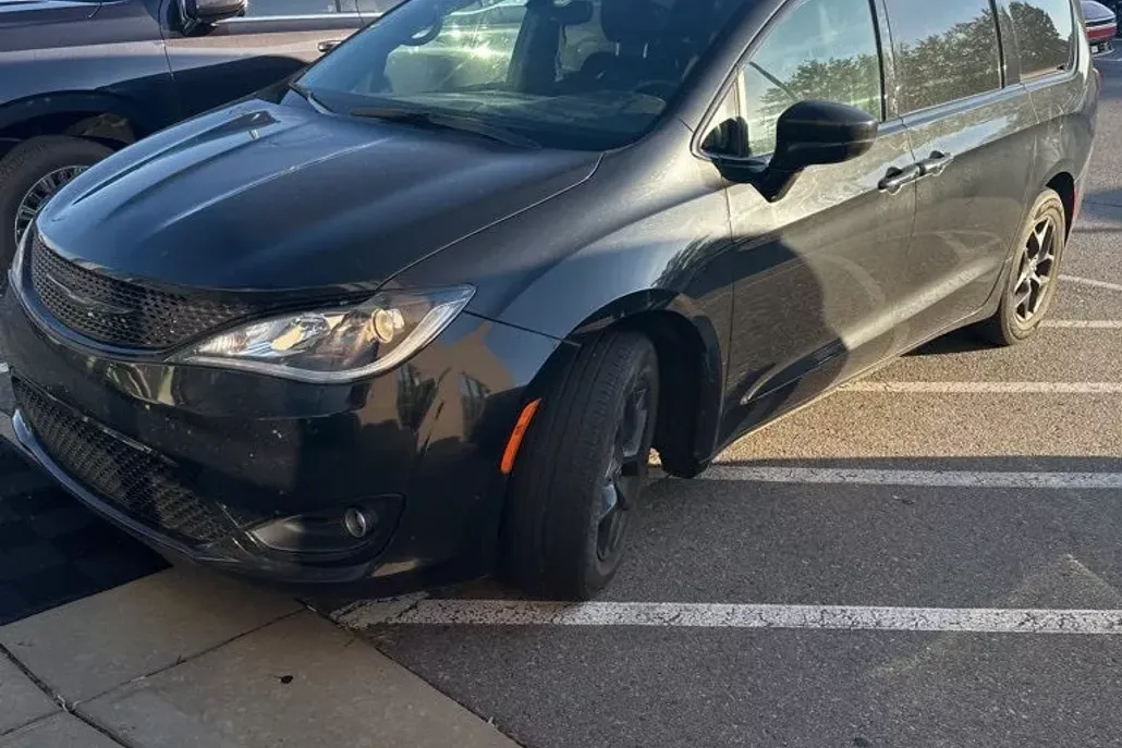 2020 Chrysler Pacifica Touring L photo 1