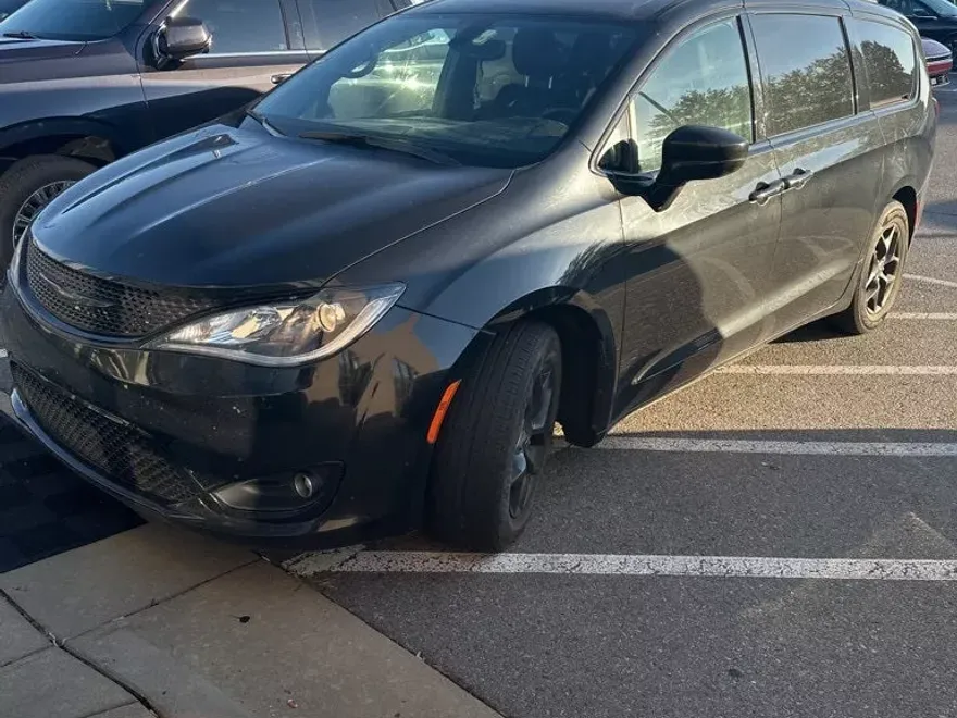 2020 Chrysler Pacifica Touring L photo 1