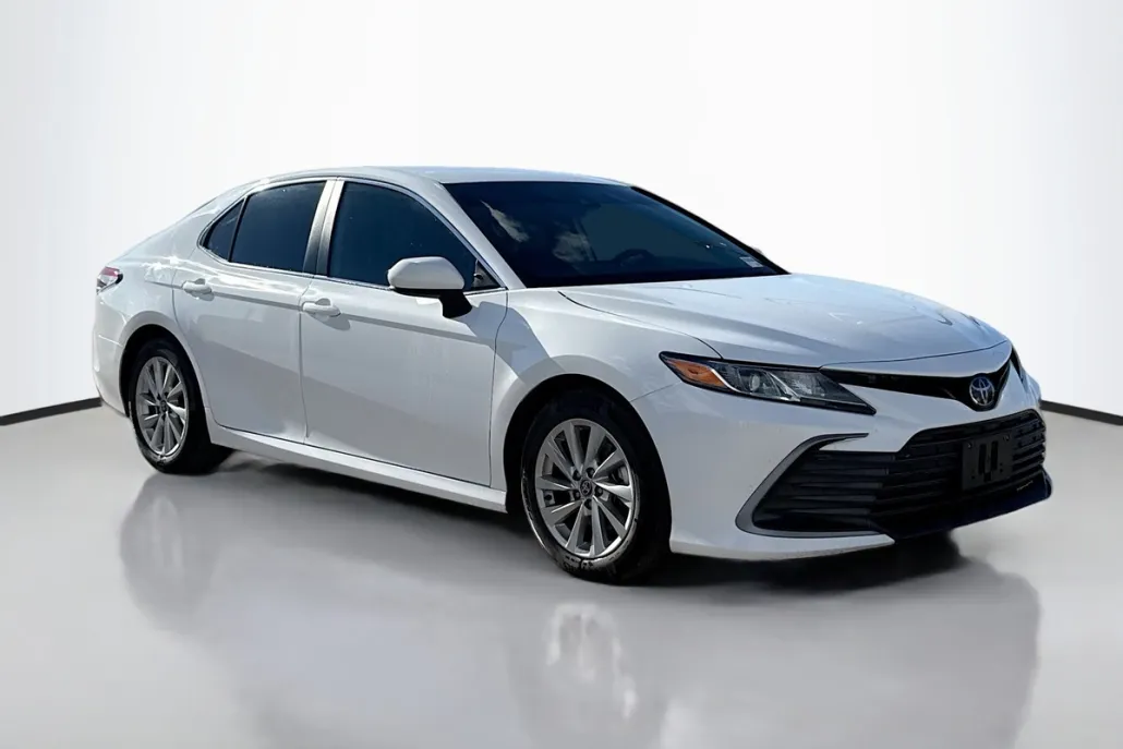 2023 Toyota Camry LE photo 1