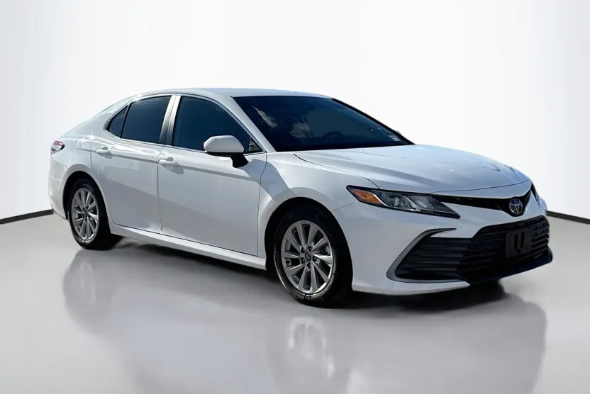2023 Toyota Camry LE photo 1
