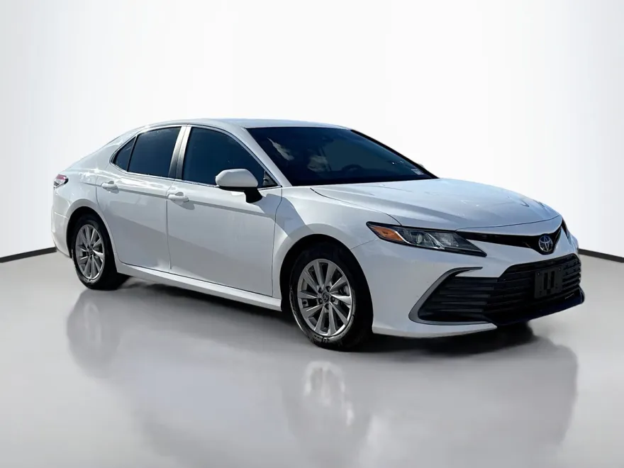 2023 Toyota Camry LE photo 1