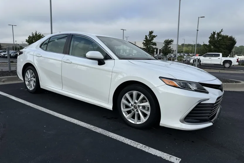 2022 Toyota Camry LE photo 1