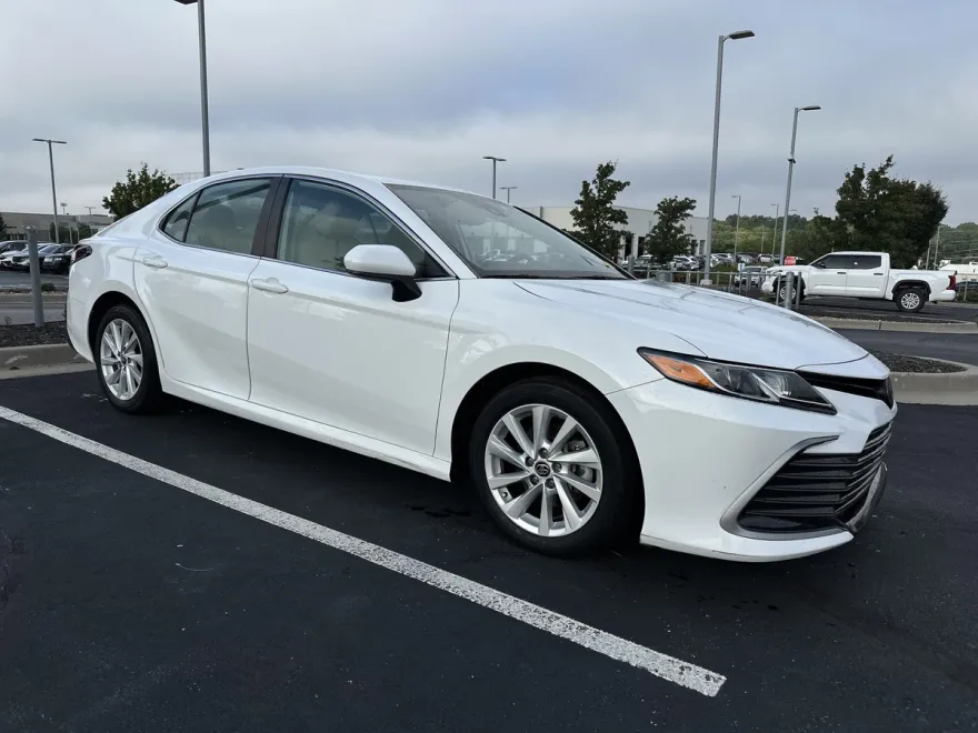 2022 Toyota Camry LE photo 1