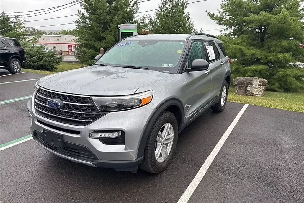 2023 Ford Explorer XLT photo 1