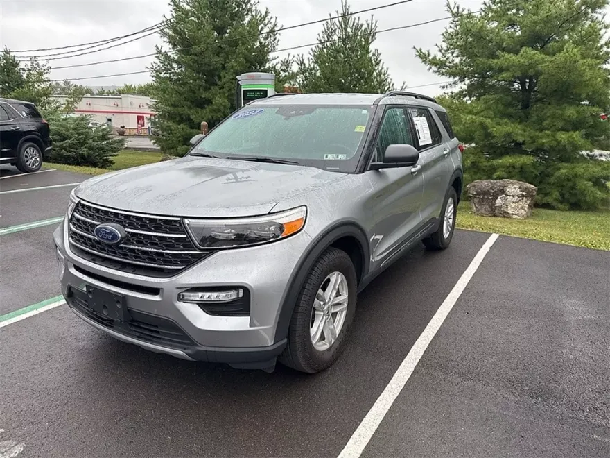2023 Ford Explorer XLT photo 1