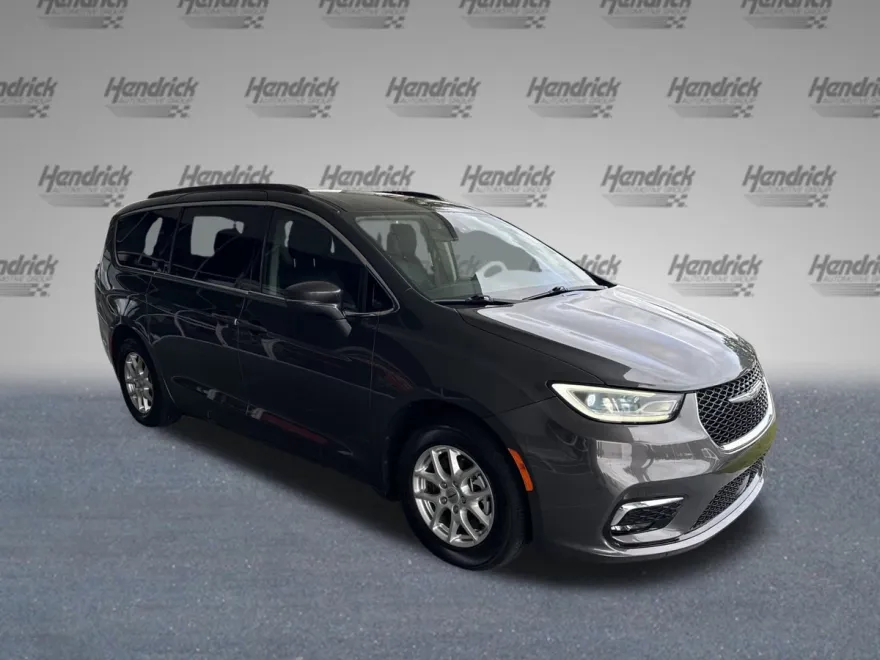 2022 Chrysler Pacifica Touring L photo 1