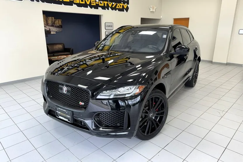 2019 Jaguar F-PACE S photo 1