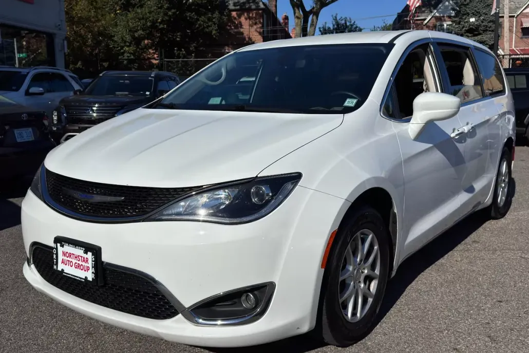 2020 Chrysler Pacifica Touring photo 1