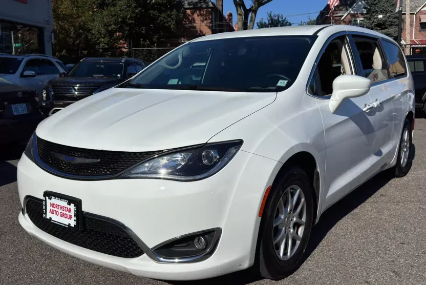 2020 Chrysler Pacifica Touring photo 1