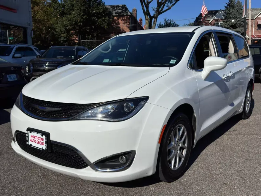 2020 Chrysler Pacifica Touring photo 1