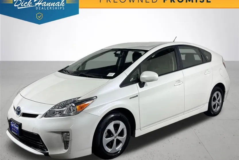 2015 Toyota Prius Three photo 1