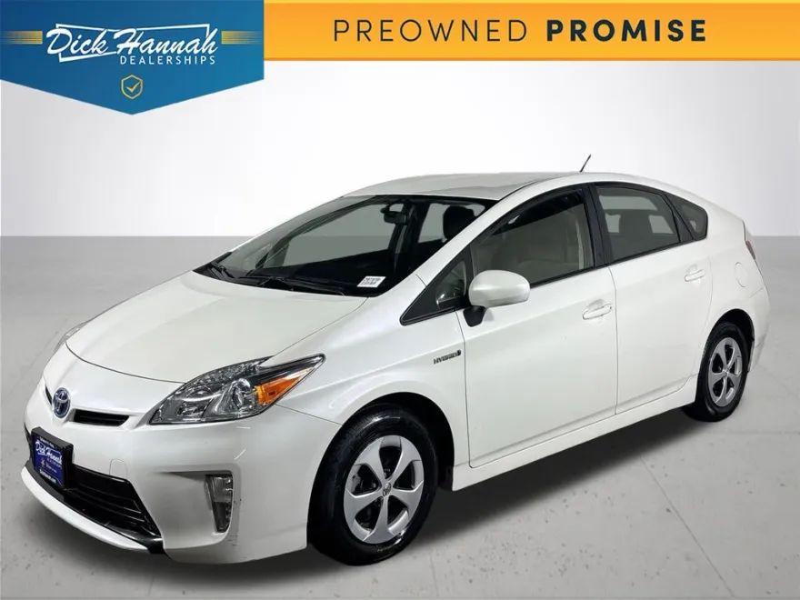 2015 Toyota Prius Three photo 1
