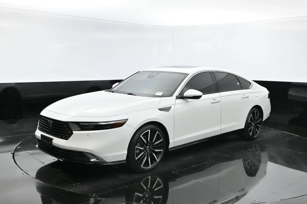 2023 Honda Accord Hybrid Touring photo 1