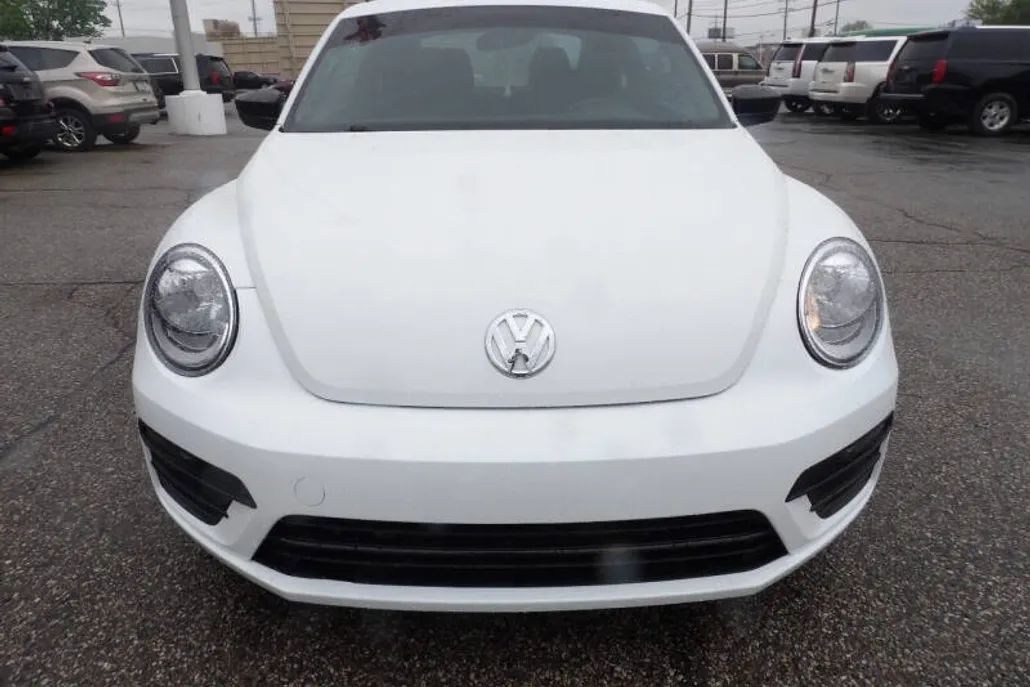 2018 Volkswagen Beetle S photo 1