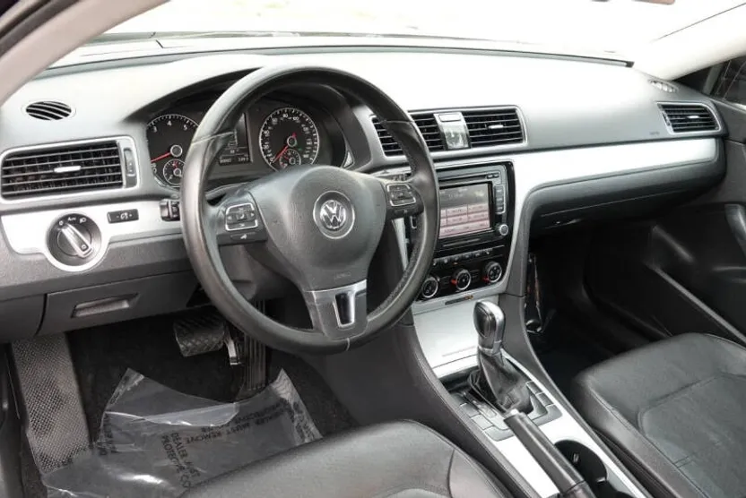 2013 Volkswagen Passat SE photo 1