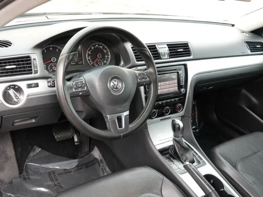 2013 Volkswagen Passat SE photo 1