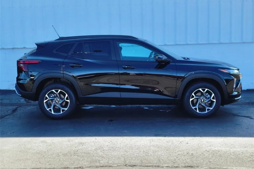 2025 Chevrolet Trax LT photo 1