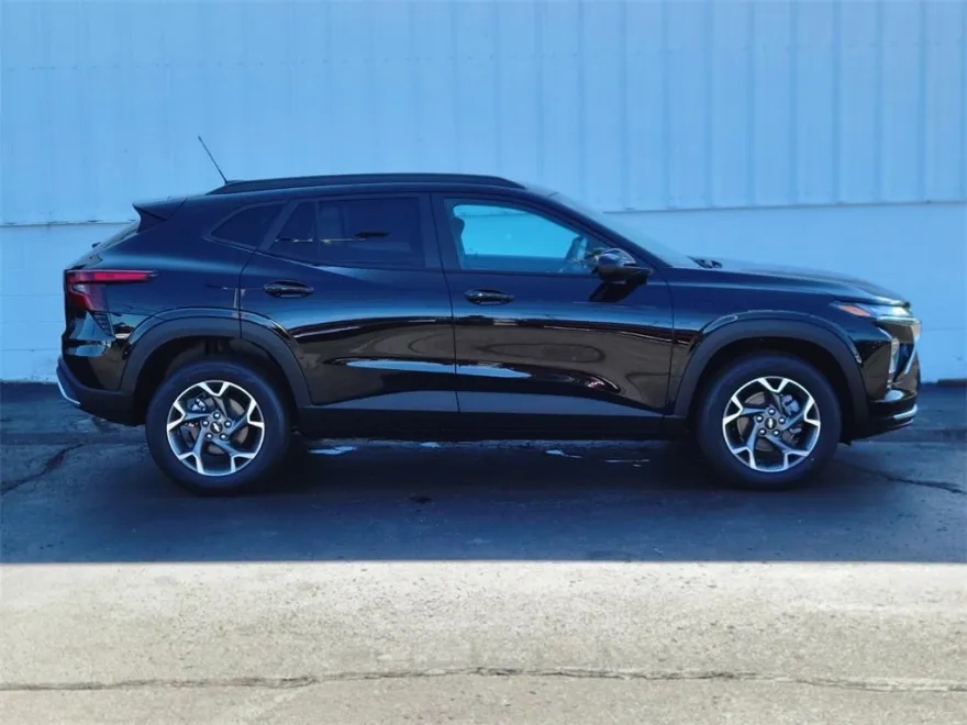 2025 Chevrolet Trax LT photo 1