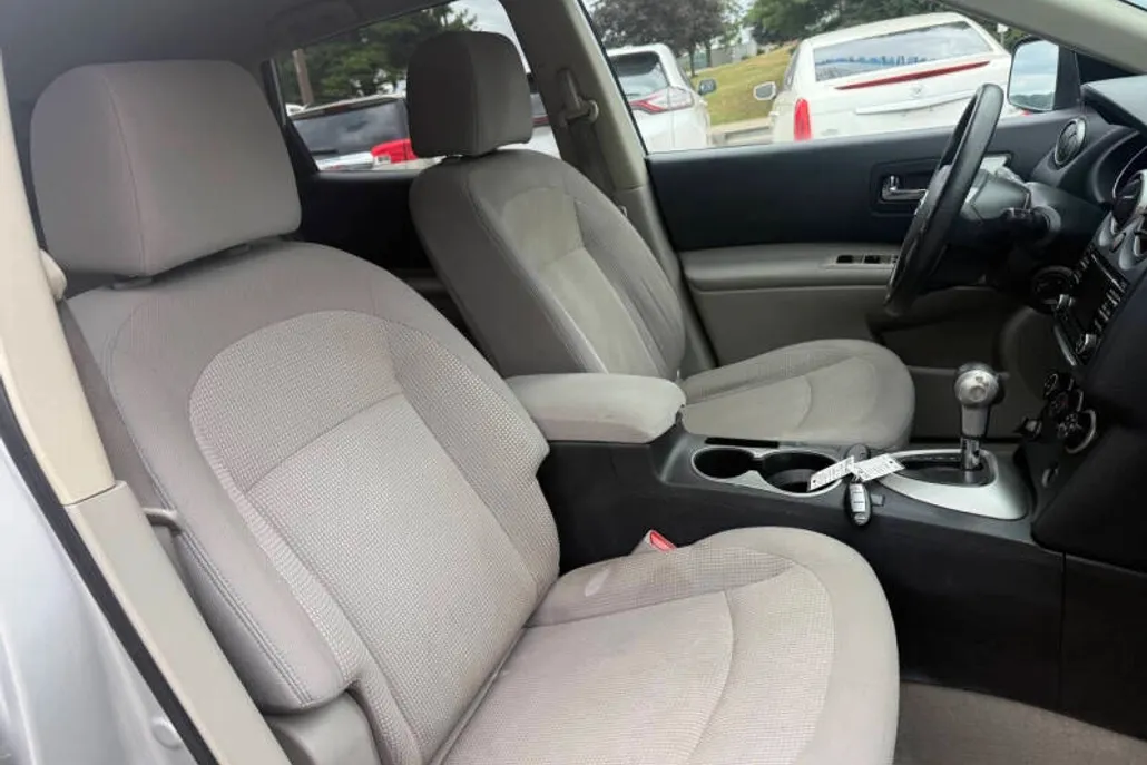 2013 Nissan Rogue SV photo 1