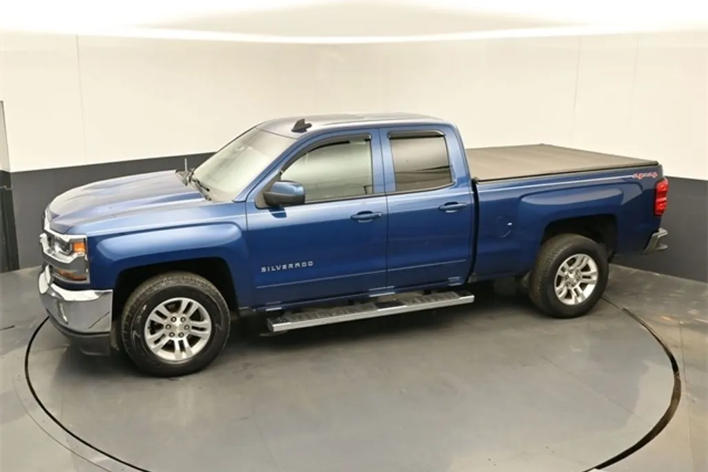 2017 Chevrolet Silverado 1500 LT photo 1