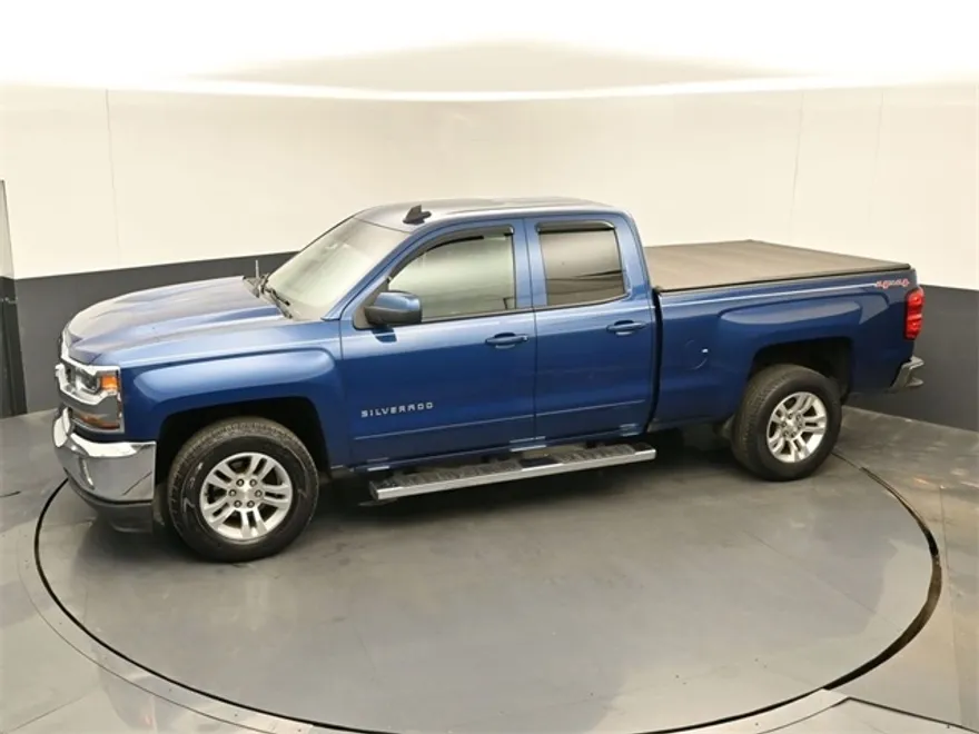 2017 Chevrolet Silverado 1500 LT photo 1