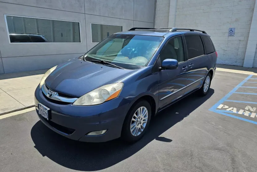 2007 Toyota Sienna XLE photo 1