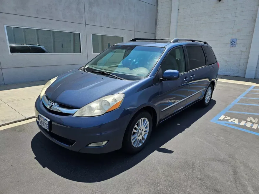 2007 Toyota Sienna XLE photo 1
