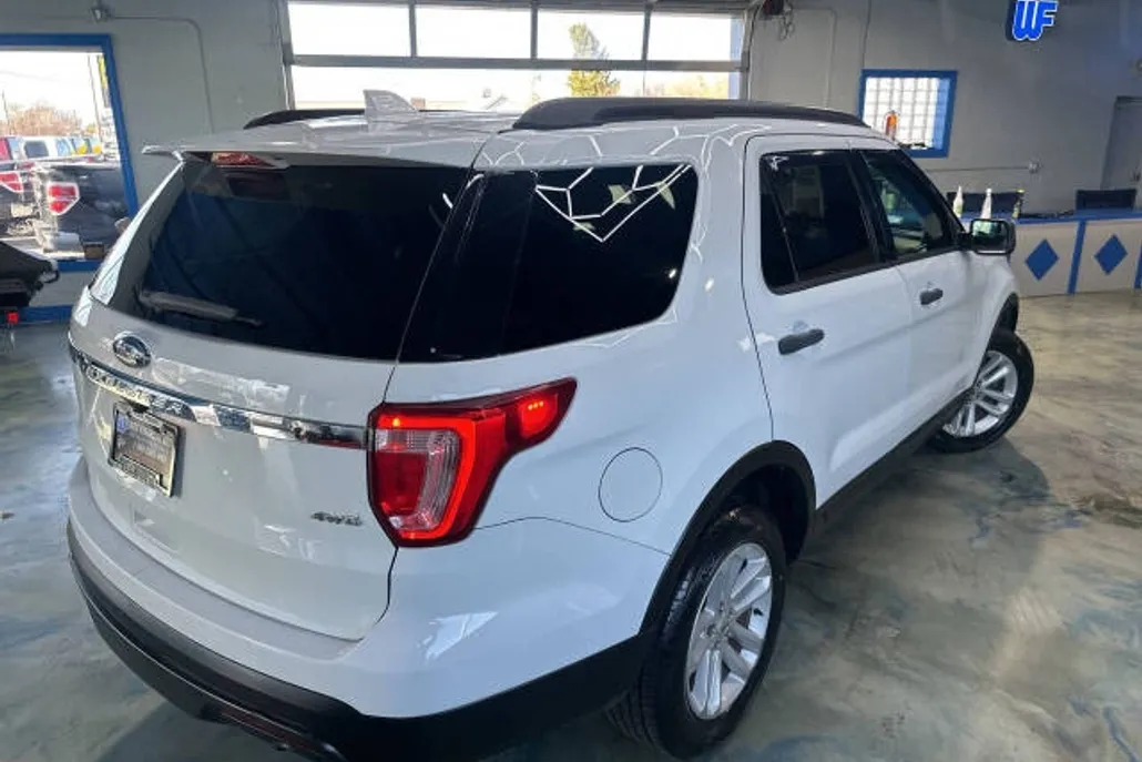 2016 Ford Explorer Base photo 1