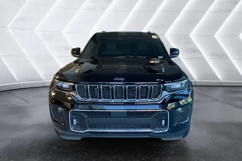 2023 Jeep Grand Cherokee Overland photo 1