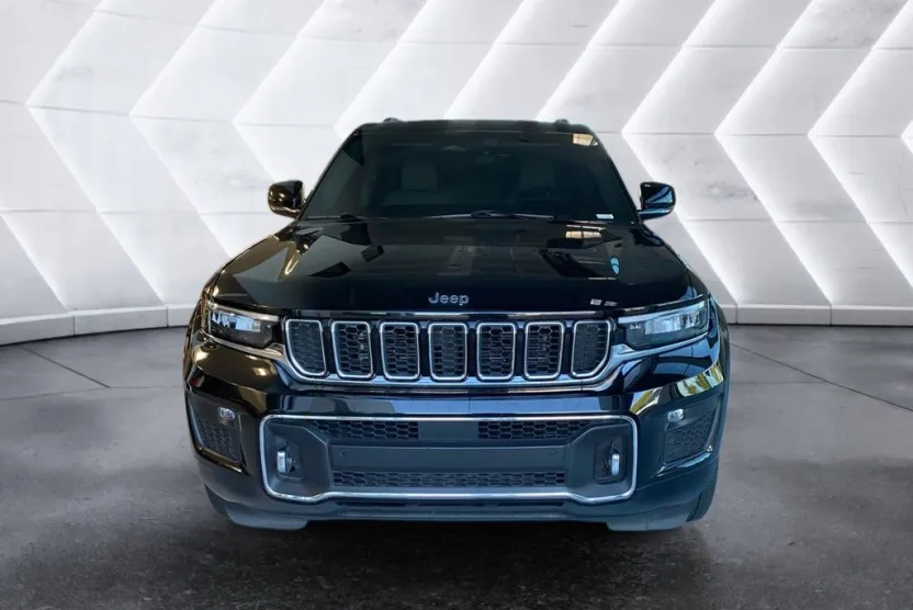 2023 Jeep Grand Cherokee Overland photo 1