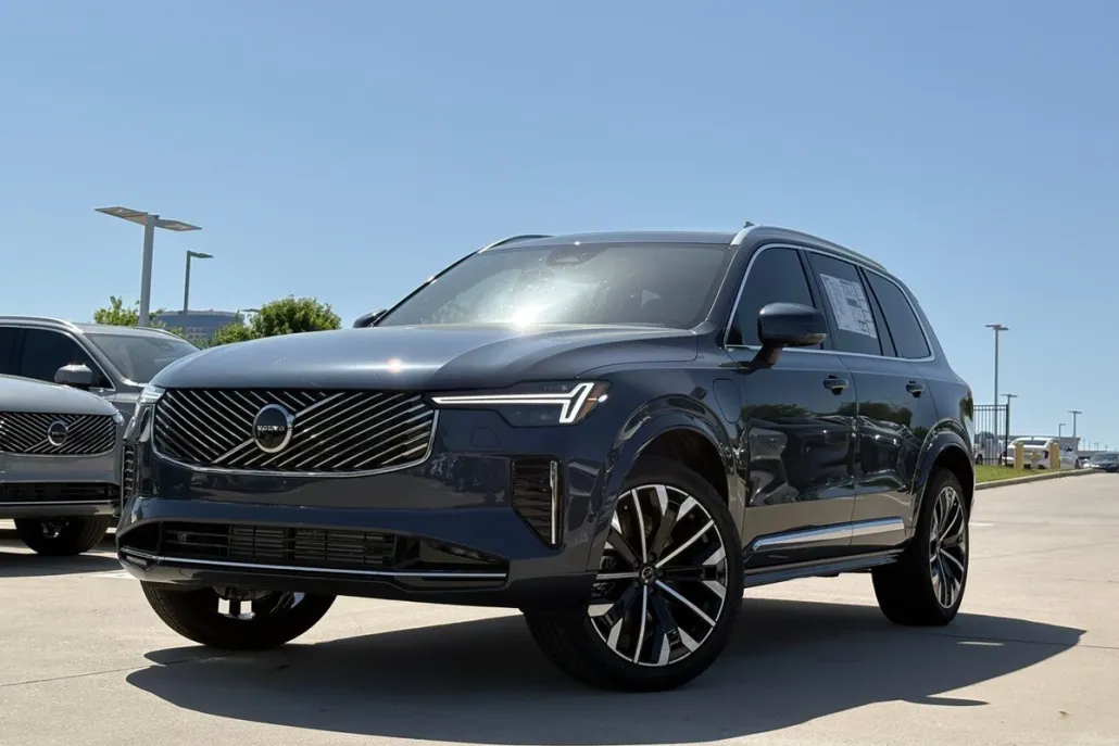 2025 Volvo XC90 T8 Plus photo 1