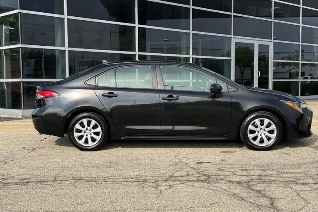 2021 Toyota Corolla LE photo 1