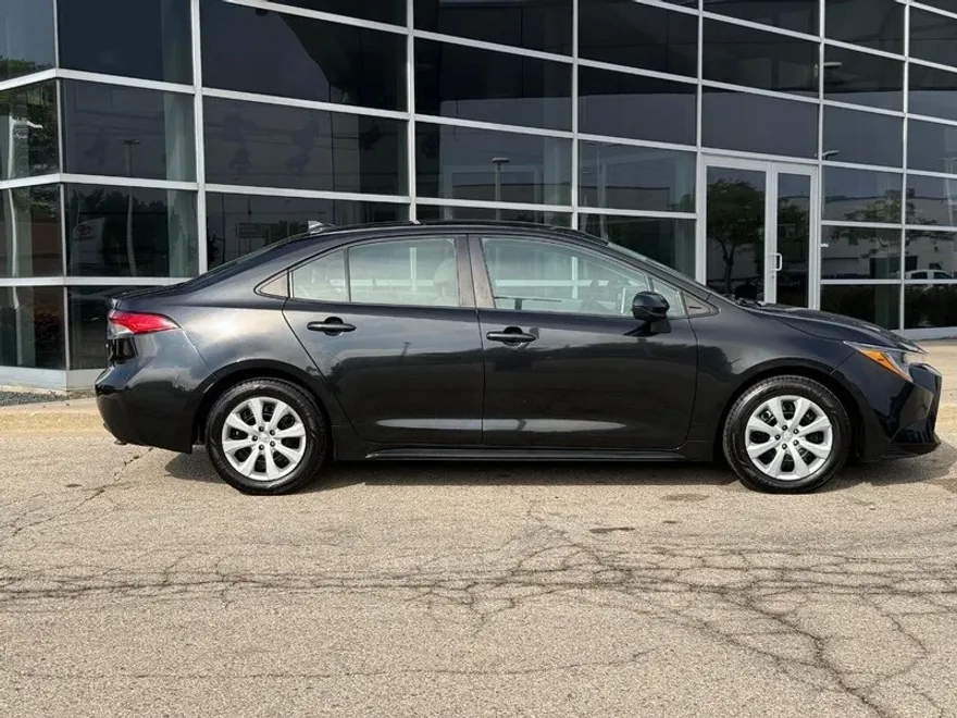 2021 Toyota Corolla LE photo 1