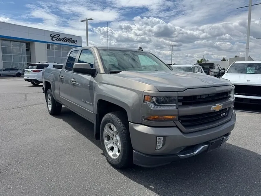 2017 Chevrolet Silverado 1500 LT photo 1