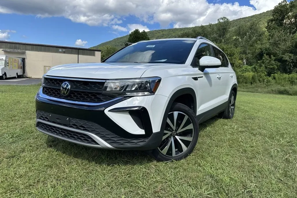 2023 Volkswagen Taos SE photo 1