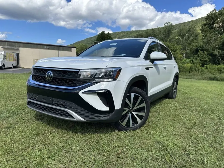 2023 Volkswagen Taos SE photo 1