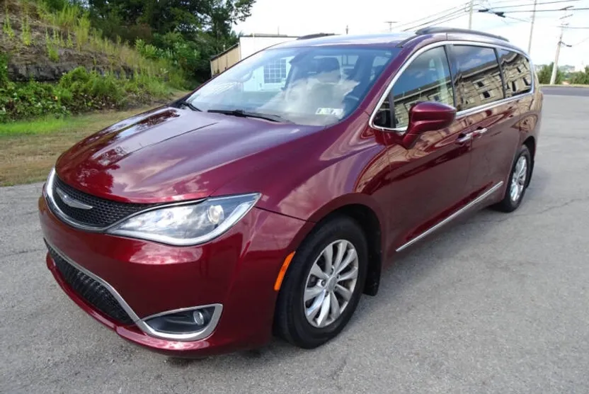 2017 Chrysler Pacifica Touring L photo 1
