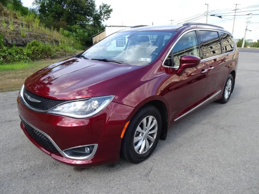 2017 Chrysler Pacifica Touring L photo 1
