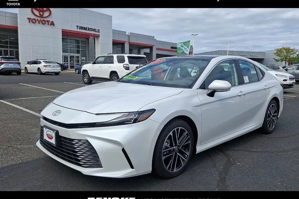 2025 Toyota Camry XLE photo 1